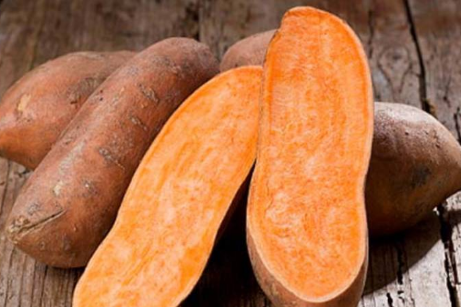 chọn nguyên liệu khoai lang sấy dẻo bằng nồi chiên không dầu